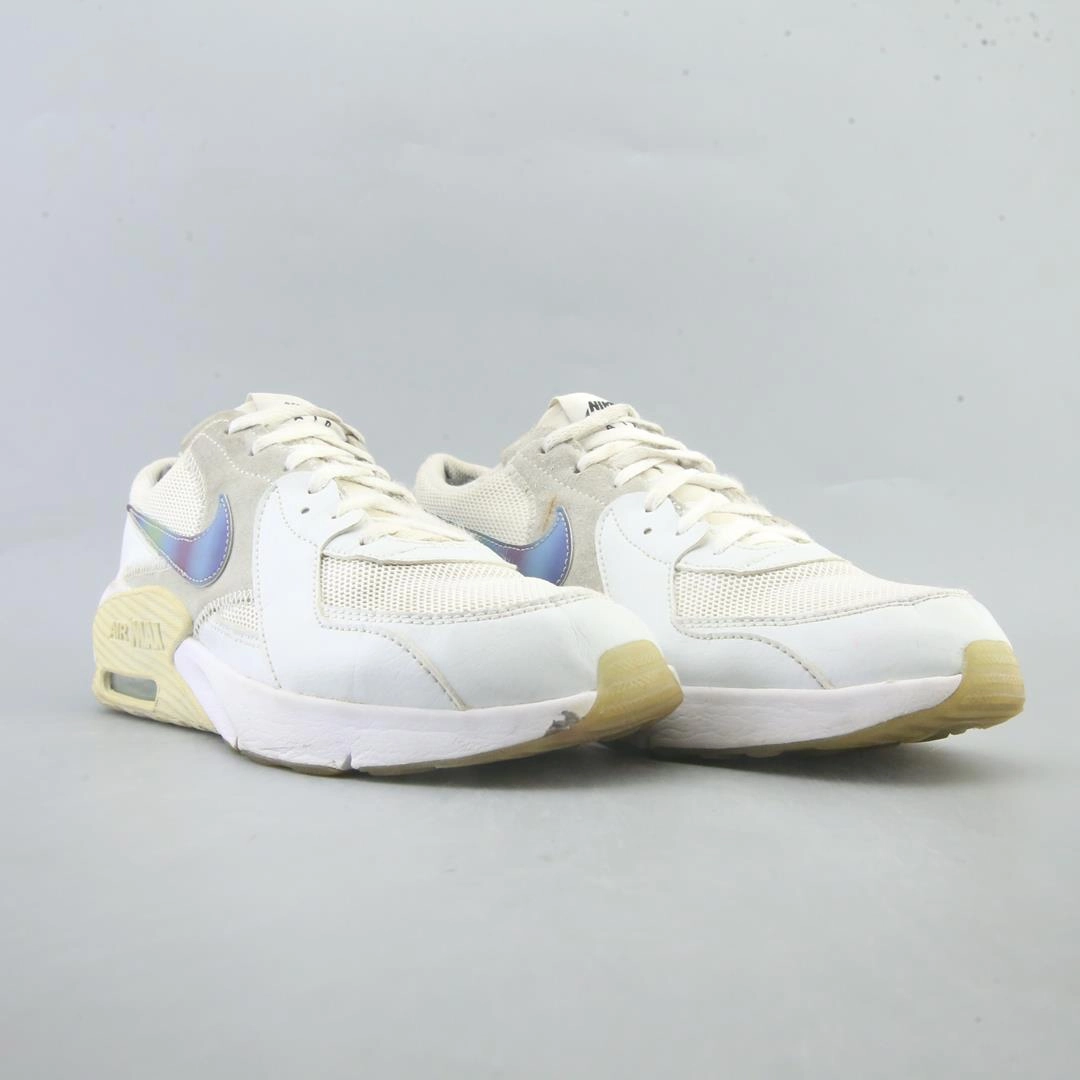 NIKE AIR MAX EXCEE sleek Nike sneaker angles