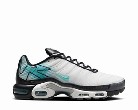Nike Air Max Plus "Mercurial Vapor" Nike men??s athletic shoes with versatile design