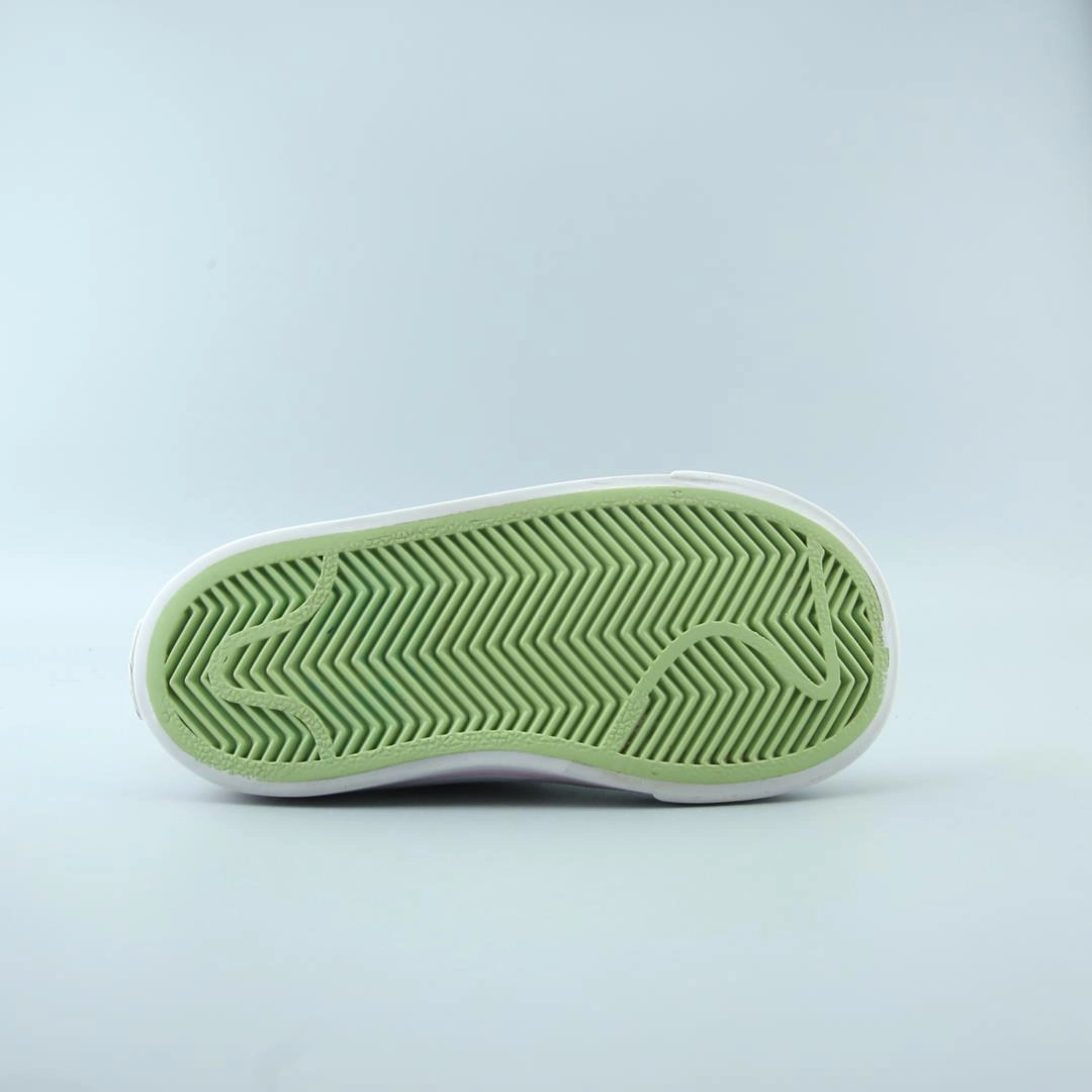 NIKE COURT LEGACY Nike running shoe close-ups