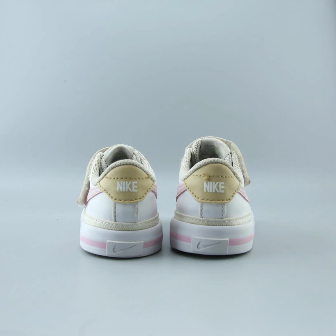 NIKE COURT LEGACY Nike running shoe close-ups