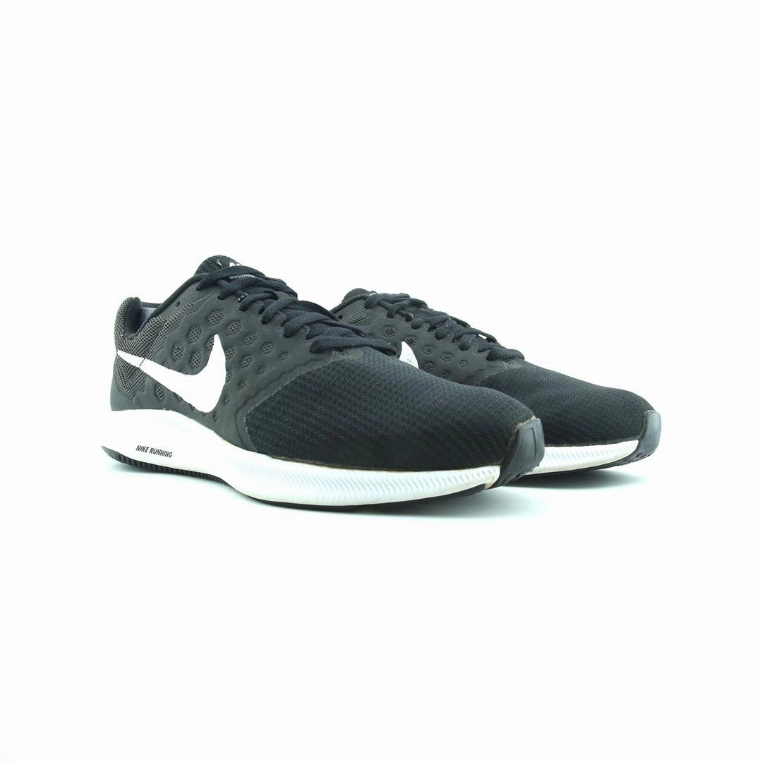 NIKE DOWNSHIFTER TR 7 Nike running shoe close-ups
