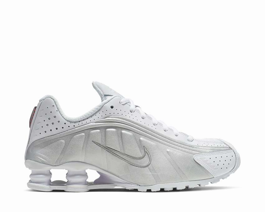 Nike Shox R4 W Nike women??s sneakers with sporty chic feel
