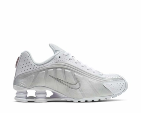 Nike Shox R4 W Nike women??s sneakers with sporty chic feel