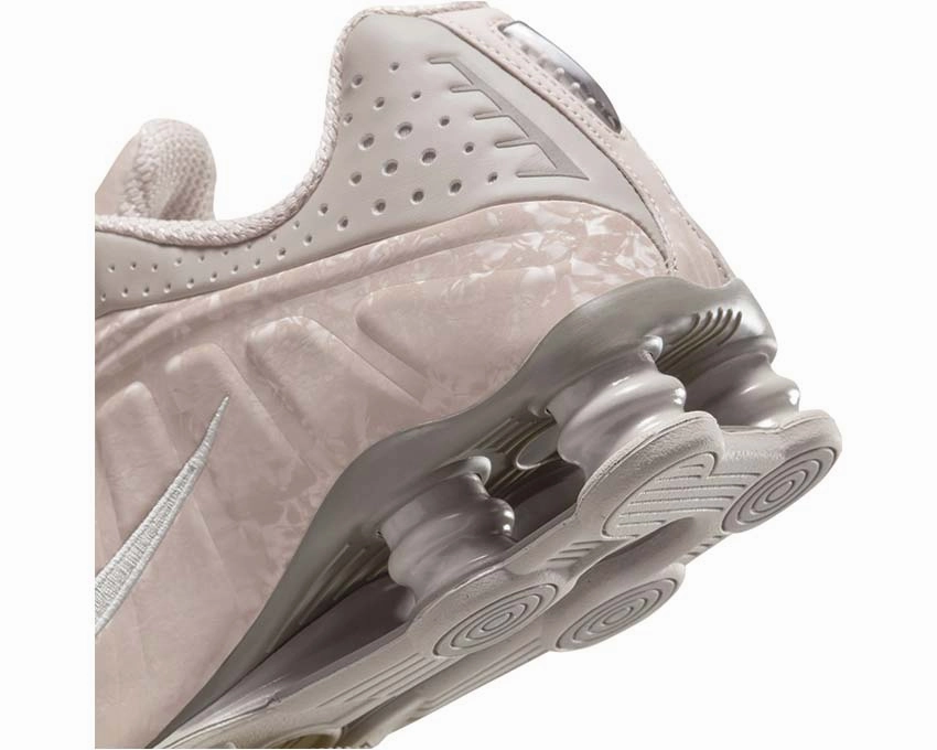 Nike Shox R4 W "Pink Floral" Nike Women??s everyday sneakers