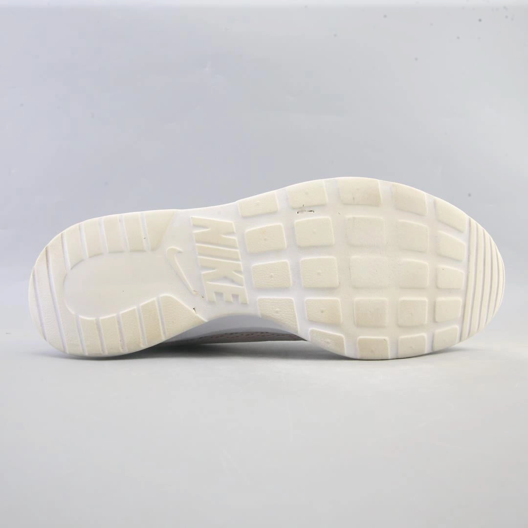 NIKE TANJUN Nike performance shoe shots