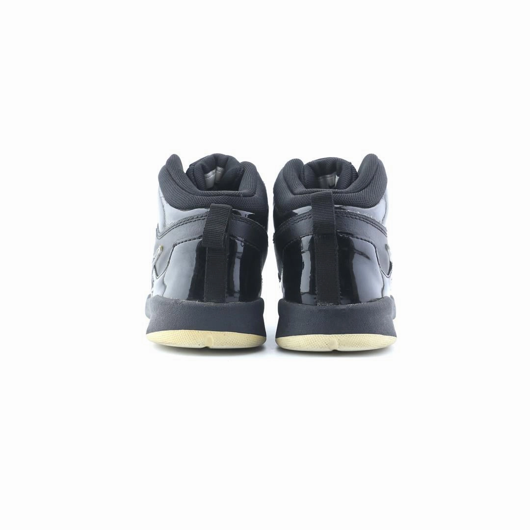 NIKE TEAM HUSTLE D6 Nike casual shoe imagery