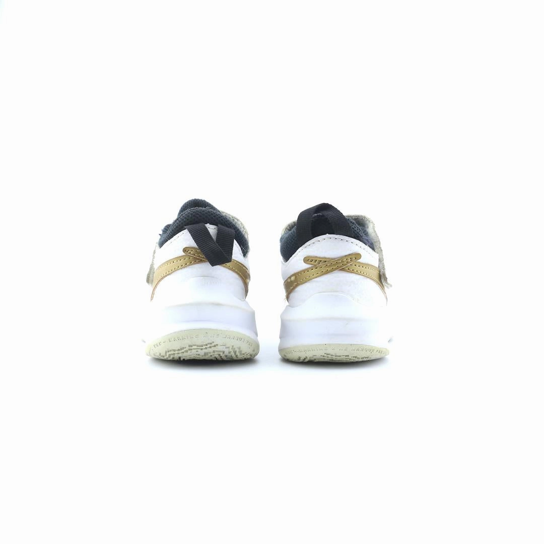 NIKE TEAM HUSTLE D 10 Nike casual shoe imagery