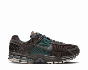 Nike Zoom Vomero 5 Prm Nike women??s sneakers with sporty chic feel