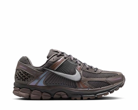 Nike Zoom Vomero 5 "Cave Stone" Nike men??s athletic shoes with versatile design
