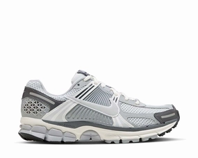Nike Zoom Vomero 5 W Nike women??s sneakers with sporty chic feel