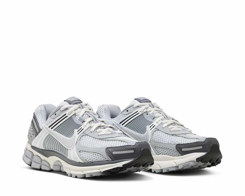 Nike Zoom Vomero 5 W Nike Women??s everyday sneakers