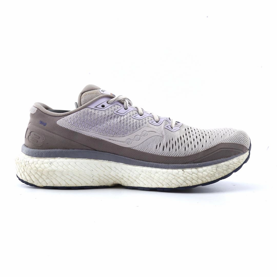 SAUCONY TRIUMPH 18 Saucony casual footwear looks