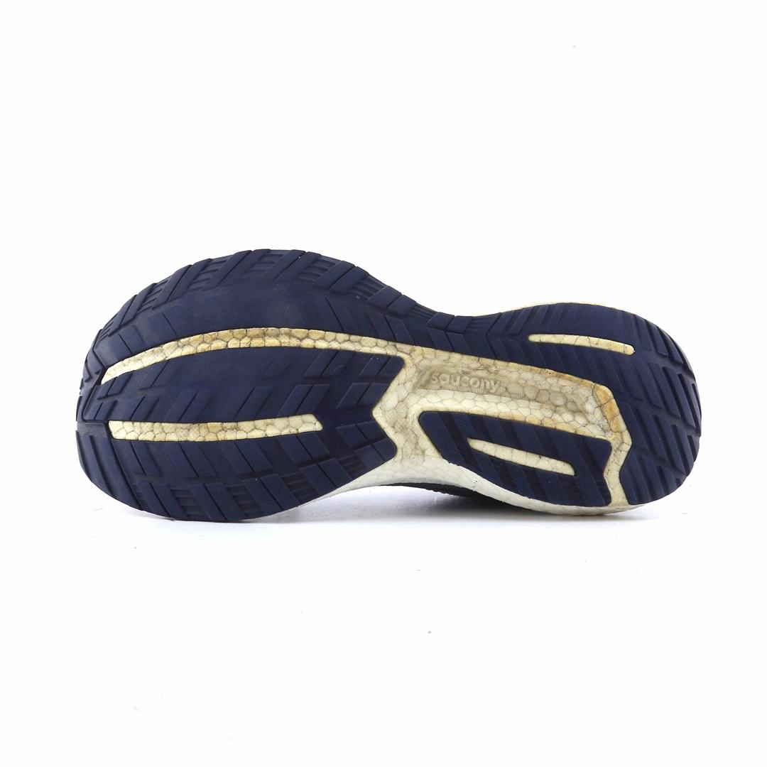 SAUCONY TRIUMPH 18 Saucony casual footwear looks