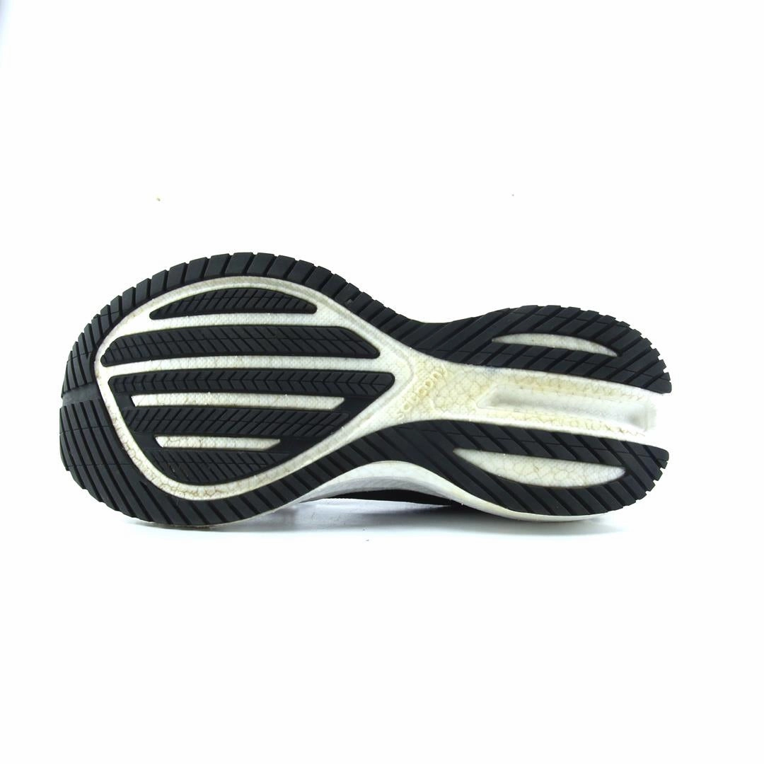 SAUCONY TRIUMPH 21 Saucony sport shoe imagery
