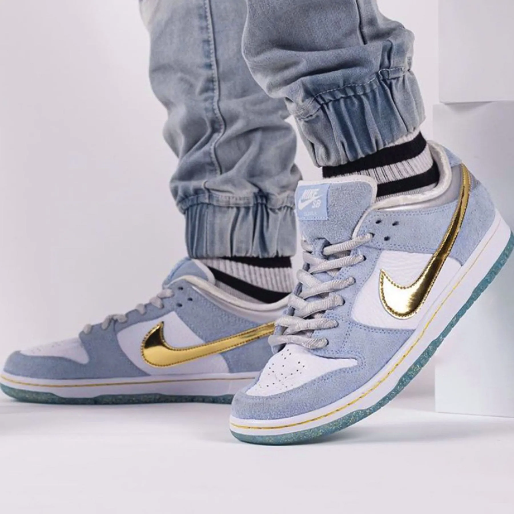 Sean Cliver x Nike Dunk Low SB 'Holiday Special' Nike Dunk stylish shoes