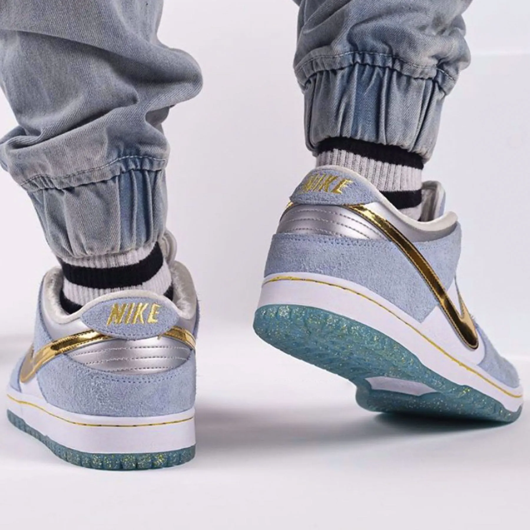Sean Cliver x Nike Dunk Low SB 'Holiday Special' Nike Dunk stylish shoes