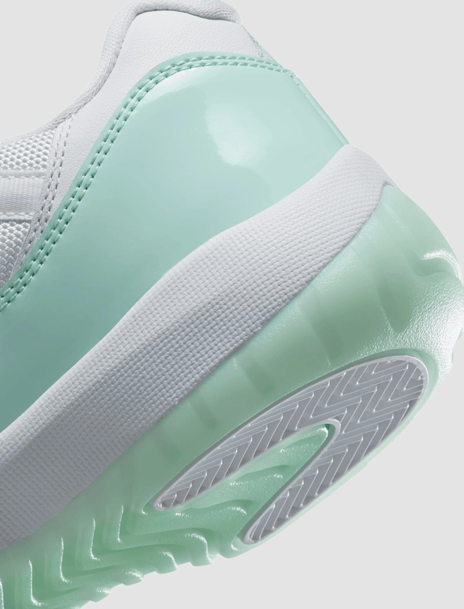 WOMEN'S AIR JORDAN 11 RETRO "IGLOO" Retro basketball lifestyle shoes
