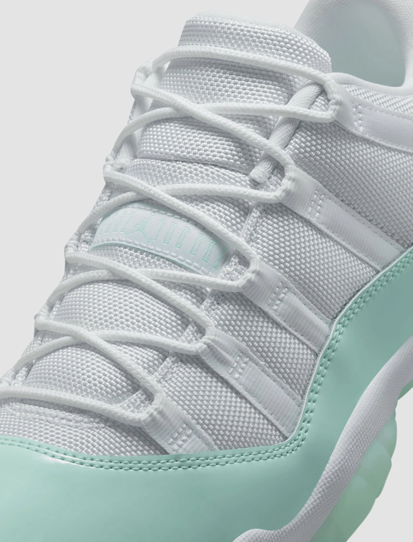 WOMEN'S AIR JORDAN 11 RETRO "IGLOO" Retro basketball lifestyle shoes