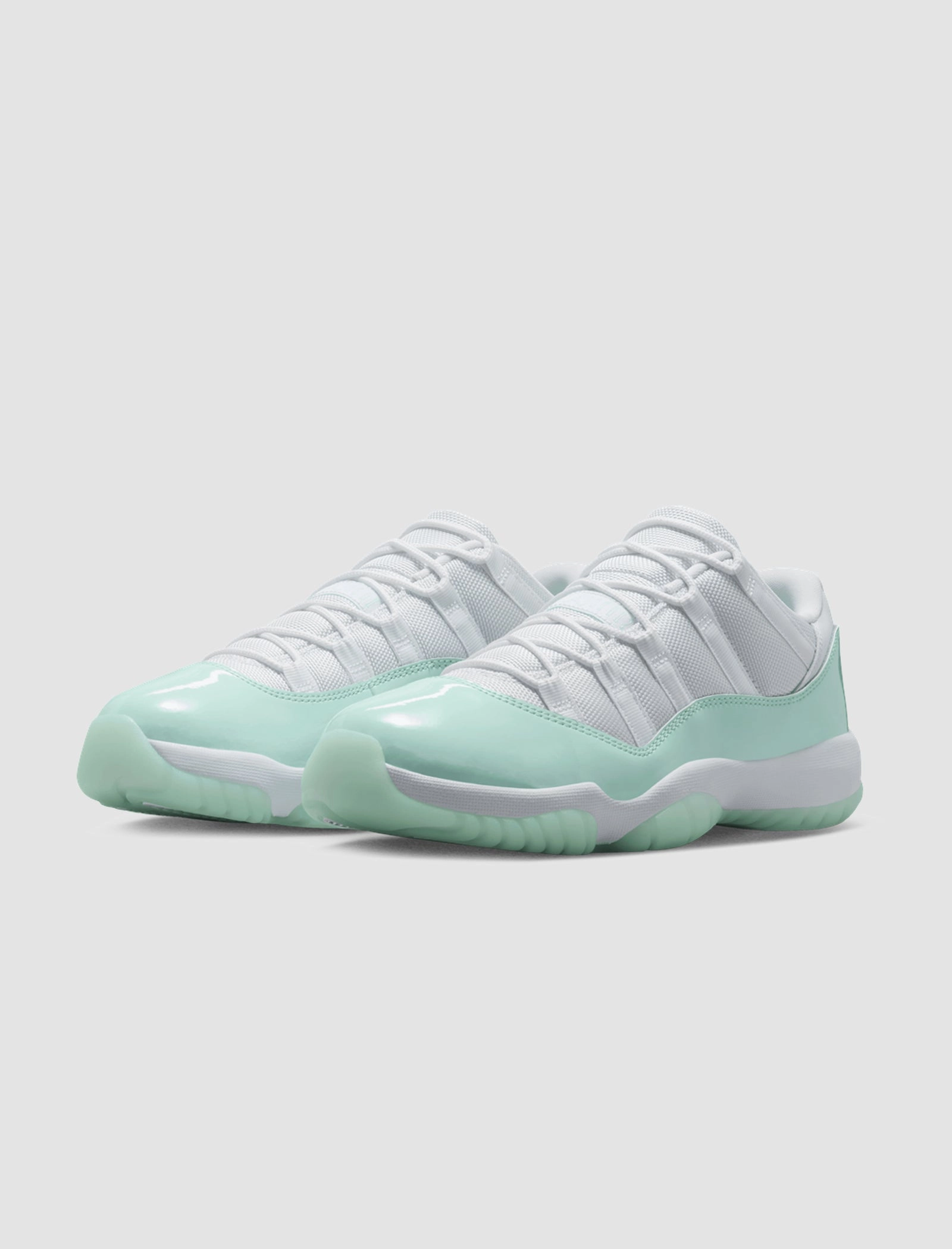 WOMEN'S AIR JORDAN 11 RETRO "IGLOO" Retro basketball lifestyle shoes